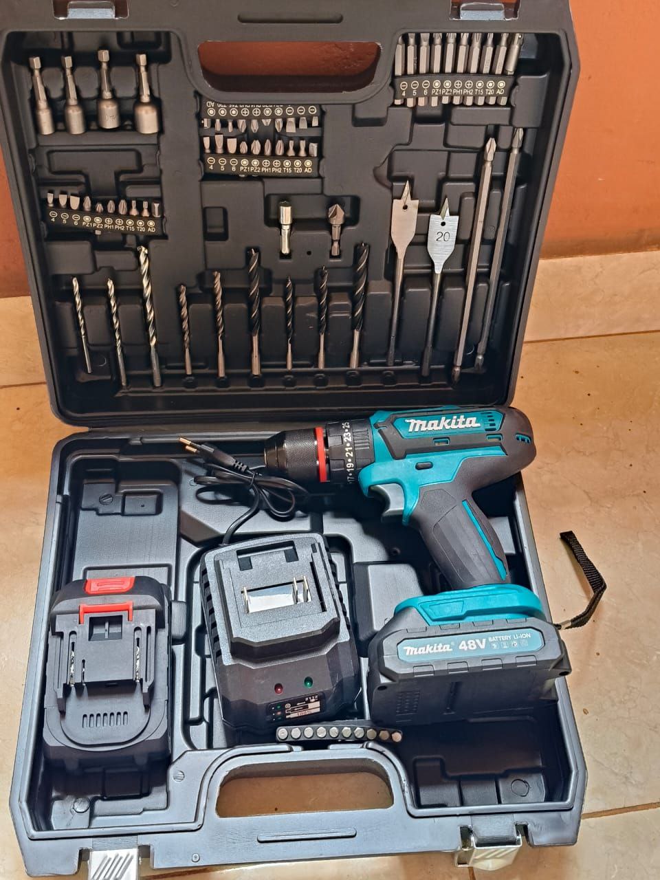 c520a2af-0703-4729-a1ba-31ef5be4f96b.jpg Makita 88v cordless drill With hammer faction - Image 1